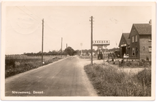 1135 Een prentbriefkaart van de Nieuweweg in Beesd, met rechts het tankstation van Texaco