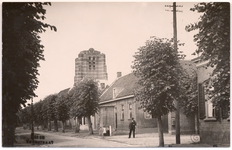 1138 Een prentbriefkaart van de Voorstraat in Beesd met de stadspomp en op de achtergrond de stompe toren van de ...