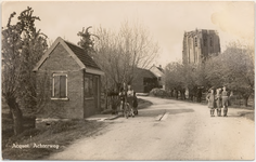 1146 Een prentbriefkaart van een weegbrug met stenenweeghuisje (1919) in Acquoy aan de Achterweg met enkele poserende ...