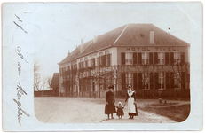 1152 Een prentbriefkaart van hotel Tivoli aan de Steenweg in Zaltbommel