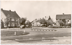 1153 Een prentbriefkaart van het gelijkvloerse kruispunt van de Koningin Wilhelminaweg met de Rijksweg 2 in Zaltbommel