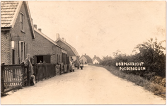1154 Een prentbriefkaart van de Maasdijk in Poederoijen. Links staat Jo van Ooijen voor haar huis met een uithangbord ...