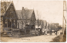 1160 Een prentbriefkaart van de Peperstraat in Gameren. De woningbouw begon hier in deze straat in 1912. Links voor de ...