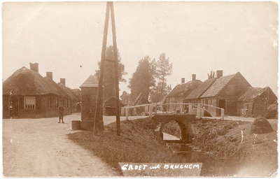 1172 Een prentbriefkaart van het sluisje bij Bruchem met links en rechts daarvan kleine arbeidershuisjes met rieten ...