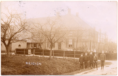 1173 Een prentbriefkaart van een statige herenboerderij in Bruchem met op de voorgrond enkele poserende dorpsjongeren