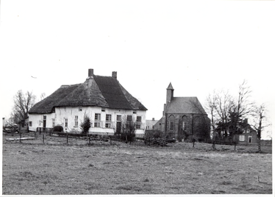 1176 Een foto van de Nederlands-hervormde kerk van Nederhemert aan de Kerklaan, links daarnaast boerderij De Hoef