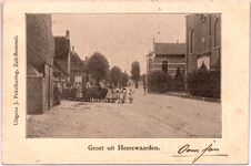 1177 Een prentbriefkaart van de Hoogstraat in Heerewaarden met links de Nederlands-hervormde kerk met daarachter het ...