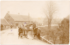 1183 Een prentbriefkaart van de Waaldijk in Zuilichem waar de schooljeugd zich laat fotograferen. Rechts op de foto een ...