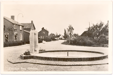 1185 Een prentbriefkaart van de Burgemeester Hobolaan en het monument (fontein) dat is opgericht in 1955 en waarmee het ...