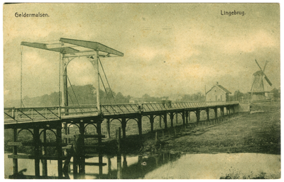 1219 Een prentbriefkaart van de Rijksstraatweg en de ophaalbrug over de Linge bij Geldermalsen. Op de achtergrond de ...