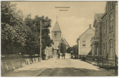 1220 Een prentbriefkaart van de Kerkstraat in Geldermalsen met op de achtergrond de Nederlands-hervormde kerk