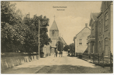 1220 Een prentbriefkaart van de Kerkstraat in Geldermalsen met op de achtergrond de Nederlands-hervormde kerk