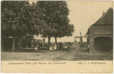 1221 Een prentbriefkaart van de Rijksstraatweg in Geldermalsen met links het hotel het Wapen van Gelderland
