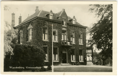 1236 Een prentbriefkaart van het gemeentehuis in Waardenburg