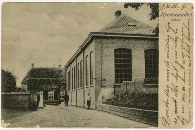 1279 Een prentbriefkaart met de Variksestraat en rechts de openbare lagere school met op de voorgrond de vluchtheuvel