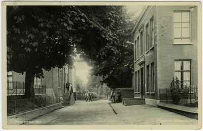 1280 Een prentbriefkaart met de Variksestraat met links de woning van het schoolhoofd van de openbare lagere school met ...