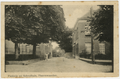 1281 Een prentbriefkaart met de Variksestraat met links de woning van het schoolhoofd van de openbare lagere school met ...