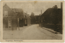 1286 Een prentbriefkaart van de Hogestraat met op de achterzijde een reclame van het fotografie-bureau Huisman uit ...