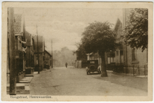 1296 Een prentbriefkaart van de Hogestraat met op de achterzijde een reclame van het fotografie-bureau Huisman uit ...