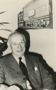 P 408 Directeur dames- en herenmodezaak Blijdesteijn, dhr. Maurits Blijdesteijn. Op de foto bovenaan het winkelpand aan ...