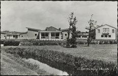 33 In 1959 werd aan de Prins Bernhardlaan het nieuwe Beatrixziekenhuis geopend. Het oude ziekenhuis aan de Dr. ...