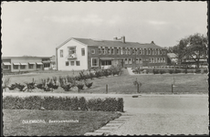 35 In 1959 werd aan de Prins Bernhardlaan het nieuwe Beatrixziekenhuis geopend. Het oude ziekenhuis aan de Dr. ...