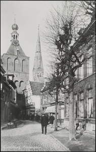 45 De Binnenpoort of Lanxmeerpoort uit 1318 is de enig overgebleven stadspoort. Toen de aangrenzende nederzetting ...