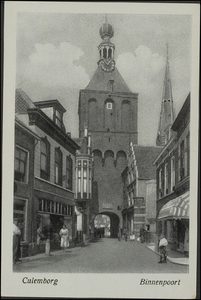 48 De Binnenpoort of Lanxmeerpoort uit 1318 is de enig overgebleven stadspoort. Toen de aangrenzende nederzetting ...