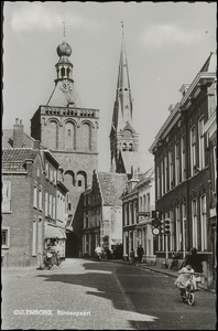 50 De Binnenpoort of Lanxmeerpoort uit 1318 is de enig overgebleven stadspoort. Toen de aangrenzende nederzetting ...
