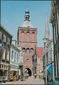 55 De Binnenpoort of Lanxmeerpoort uit 1318 is de enig overgebleven stadspoort. Toen de aangrenzende nederzetting ...