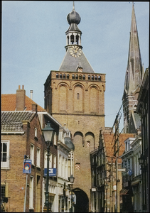 69 De Binnenpoort of Lanxmeerpoort uit 1318 is de enig overgebleven stadspoort. Toen de aangrenzende nederzetting ...