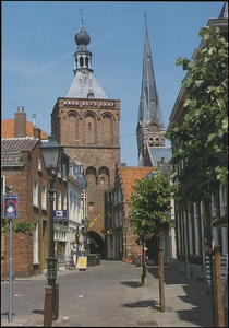 70 De Binnenpoort of Lanxmeerpoort uit 1318 is de enig overgebleven stadspoort. Toen de aangrenzende nederzetting ...