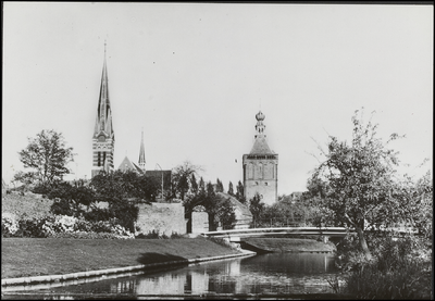 262 Zicht op deel oude stadsmuur met Binnenpoort, RK Barbarakerk en links de Grote of Barbarakerk.