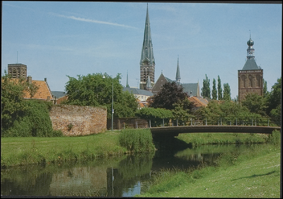 265 Kleur Zicht op deel oude stadsmuur met Binnenpoort, RK Barbarakerk en links de Grote of Barbarakerk.