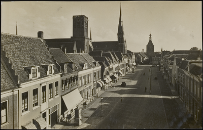 342 Markt met vierkanten toren van de Gr. of St Barbarakerk, de RK Barbarakerk en de Binnenpoort.