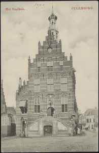 370 Stadhuis in laatgotische stijl gebouwd in 1539 naar ontwerp van Rombout Keldermans.