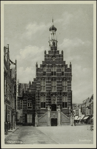 382 Stadhuis in laatgotische stijl gebouwd in 1539 naar ontwerp van Rombout Keldermans.