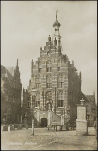 393 Stadhuis in laatgotische stijl gebouwd in 1539 naar ontwerp van Rombout Keldermans.