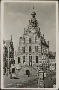 396 Stadhuis in laatgotische stijl gebouwd in 1539 naar ontwerp van Rombout Keldermans.