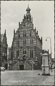 400 Stadhuis in laatgotische stijl gebouwd in 1539 naar ontwerp van Rombout Keldermans.