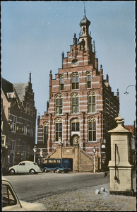 402 Kleur. Stadhuis in laatgotische stijl gebouwd in 1539 naar ontwerp van Rombout Keldermans.
