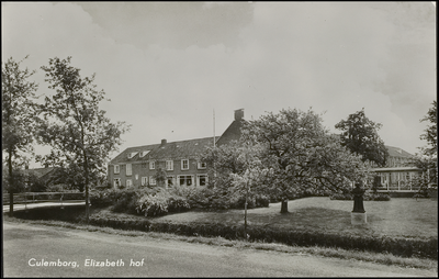 502 Het Bejaardenhuis 'Elisabethhof'. Dit gebouw werd op initiatief van de protectoren van het Eilisabeth Weeshuis ...