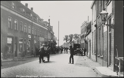 562 Zicht in de Prijssestraat vanaf de Varkensmarkt met rechts de 'Imprimatur'. Dit was de sigarenkisten en ...