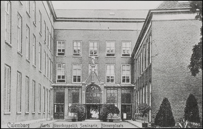 649 Binnenplaats met de entree van het klein Seminarie. Het klein Seminarie werd tussen 1857 en 1899 gebouwd en was een ...