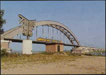 816 Nieuwe spoorwegbrug met het monument van de oude spoorbrug.