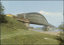 817 Oude Spoorbrug gebouwd tussen 1863 en 1868. De hoofdoverspanning is 154 meter samen met de aanbruggen toen de ...