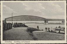 827 Oude Spoorbrug gebouwd tussen 1863 en 1868. De hoofdoverspanning is 154 meter samen met de aanbruggen toen de ...