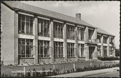 886 Rijk van Gaasbeekschool geopend op 15 december 1956.