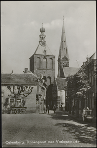 965 Varkensmarkt met Binnenpoort en Toren van de RK Barbarakerk.