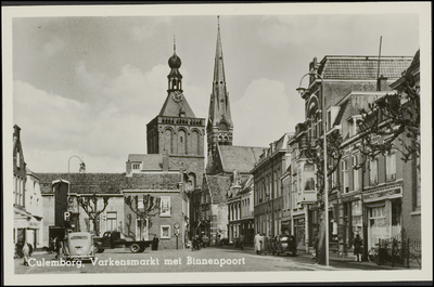 974 Varkensmarkt met Binnenpoort en Toren van de RK Barbarakerk.